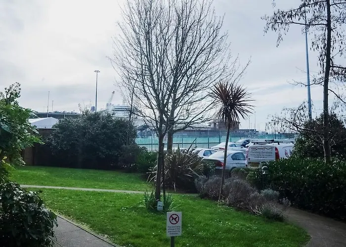 1-Bed Flat In Ocean Village